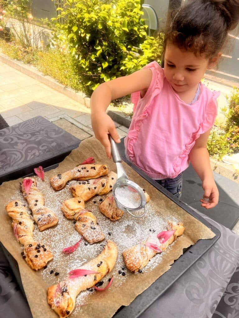 Sfogliatine con crema bimby e gocce di cioccolato